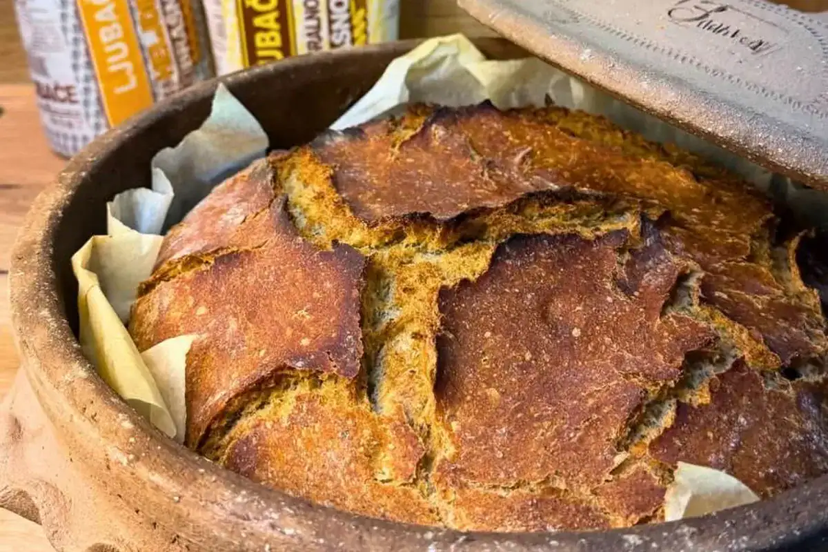 Domaći hljeb iz zemljane posude